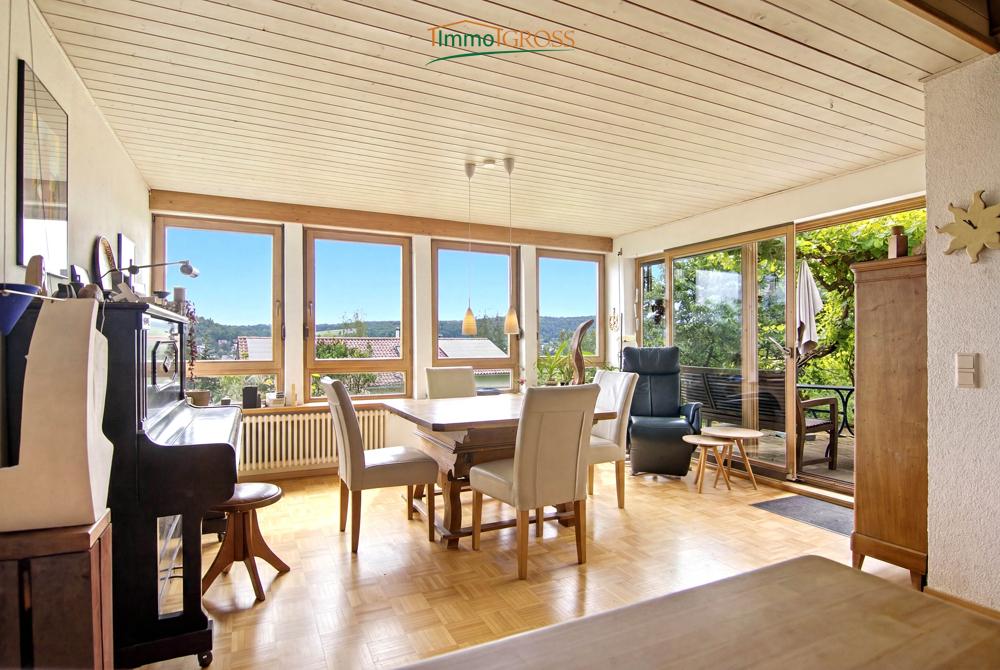 1.UG - Essbereich mit großer Fensterfront und Zugang zur Terrasse