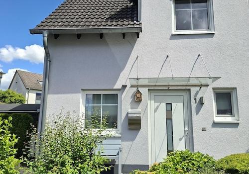 Hausansicht mit Vorgarten