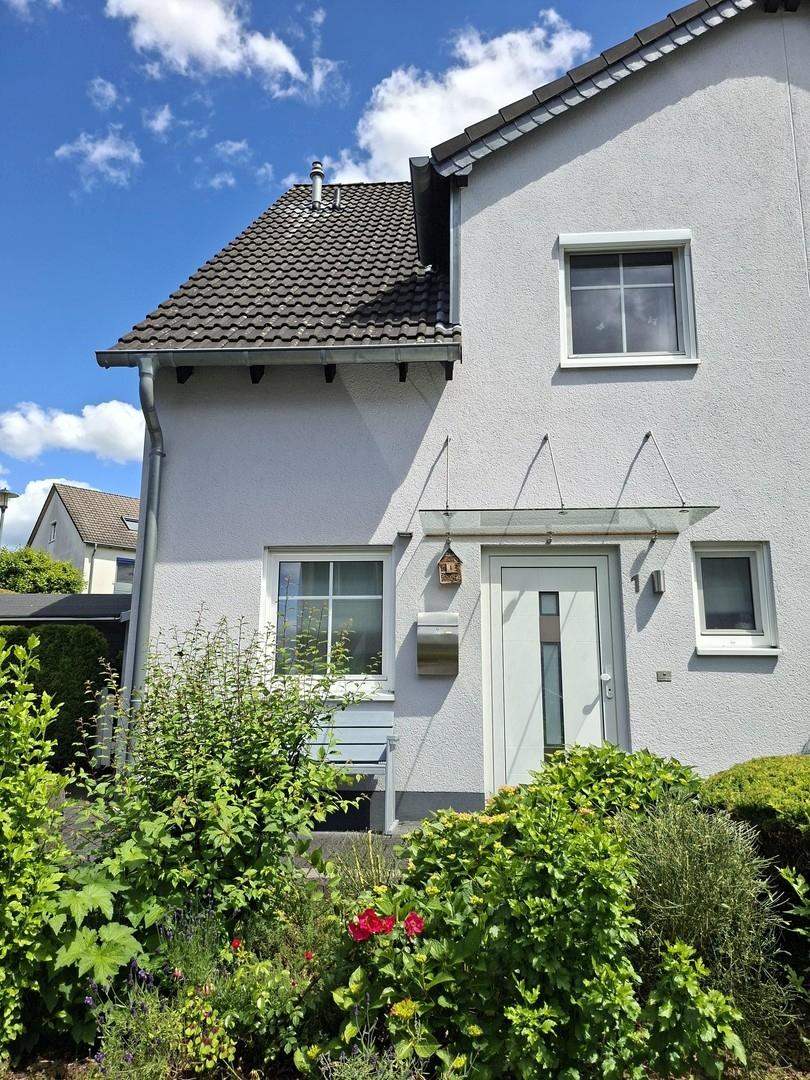 Hausansicht mit Vorgarten