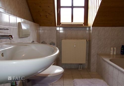 Badezimmer mit Fenster