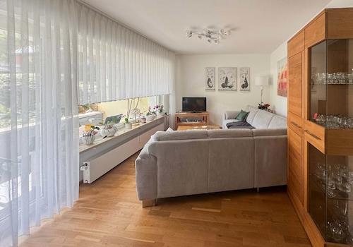 Wohnbereich mit Zugang auf den Balkon