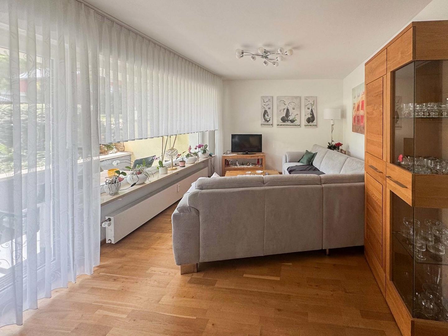 Wohnbereich mit Zugang auf den Balkon