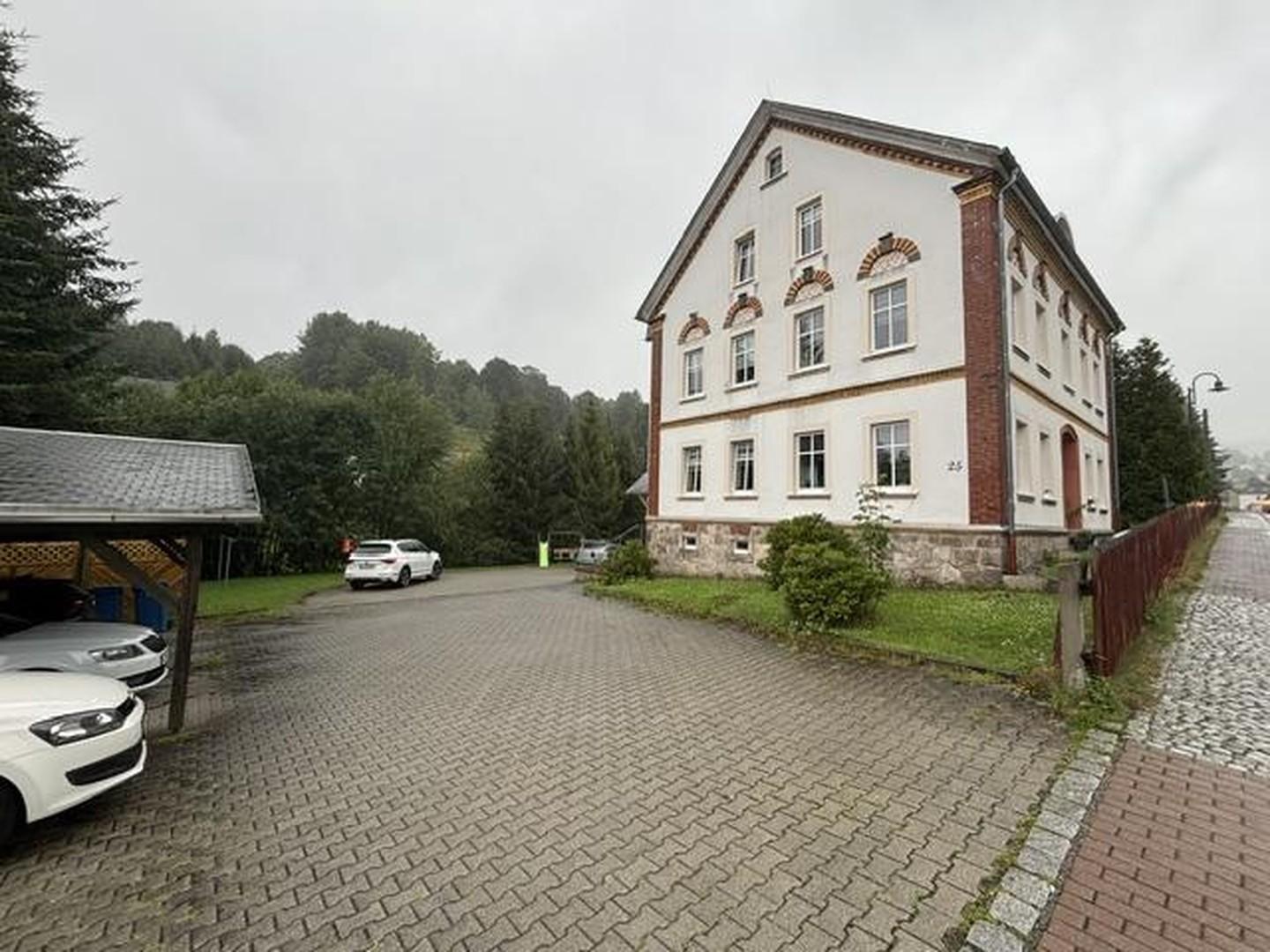 Hofansicht mit Carport