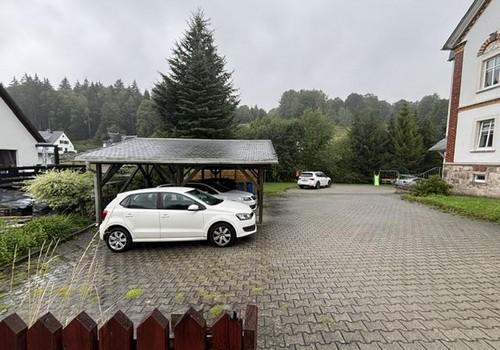 Hofansicht mit Carport
