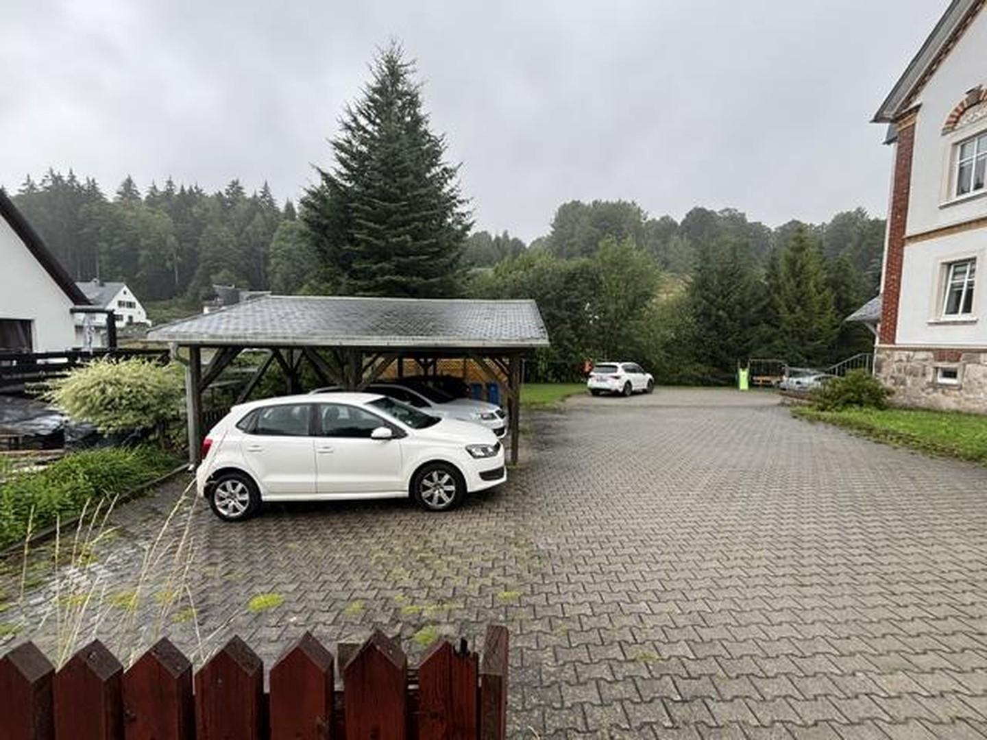 Hofansicht mit Carport