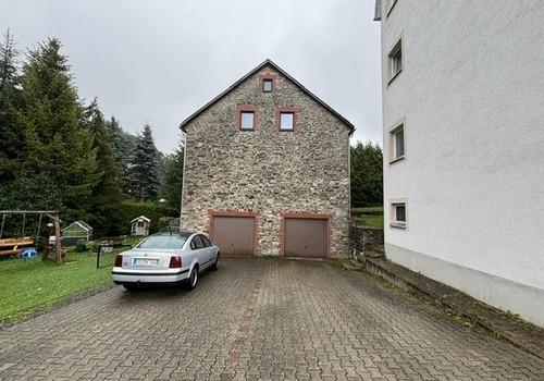 Scheunenansicht mit Garage
