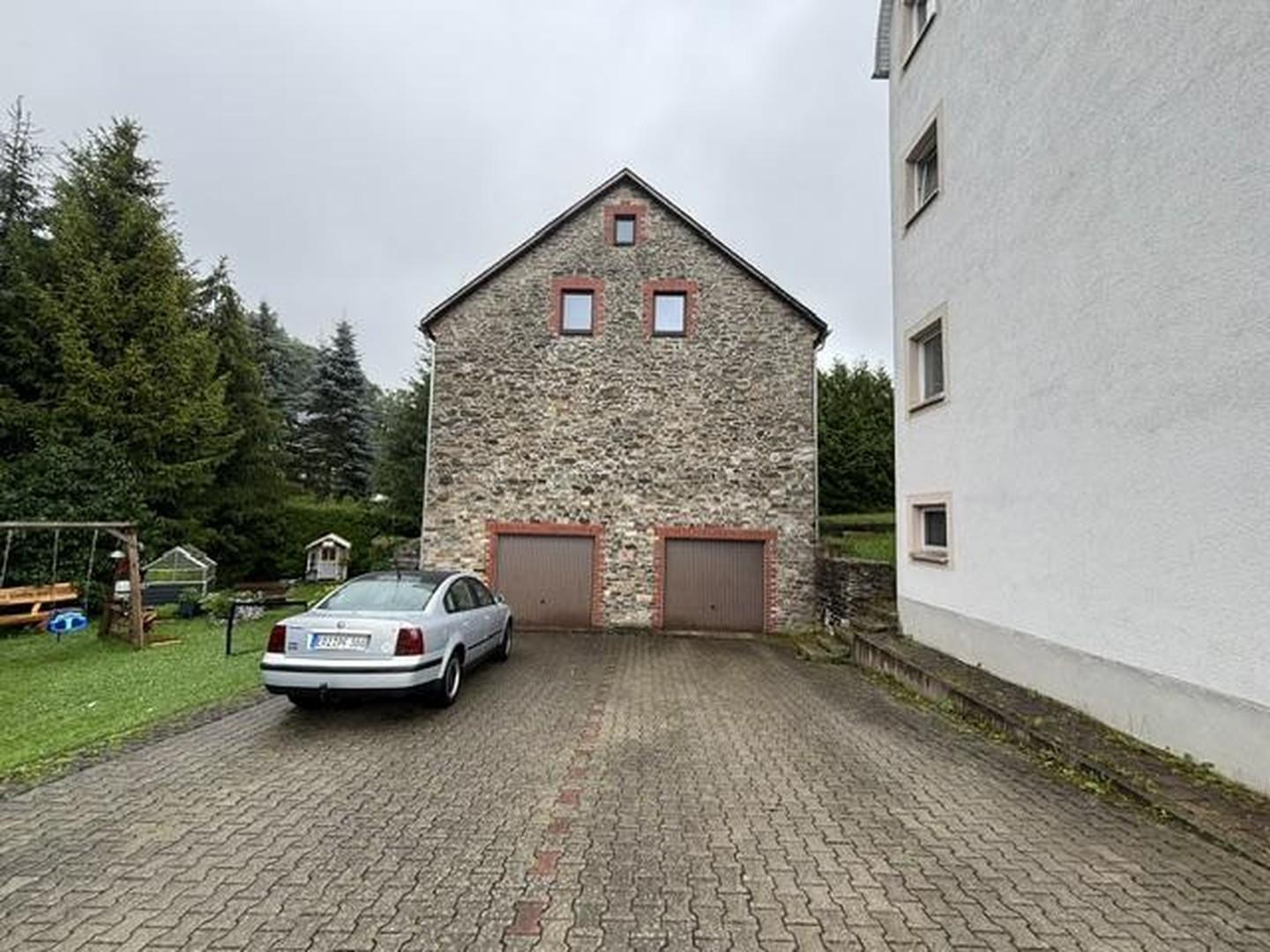 Scheunenansicht mit Garage