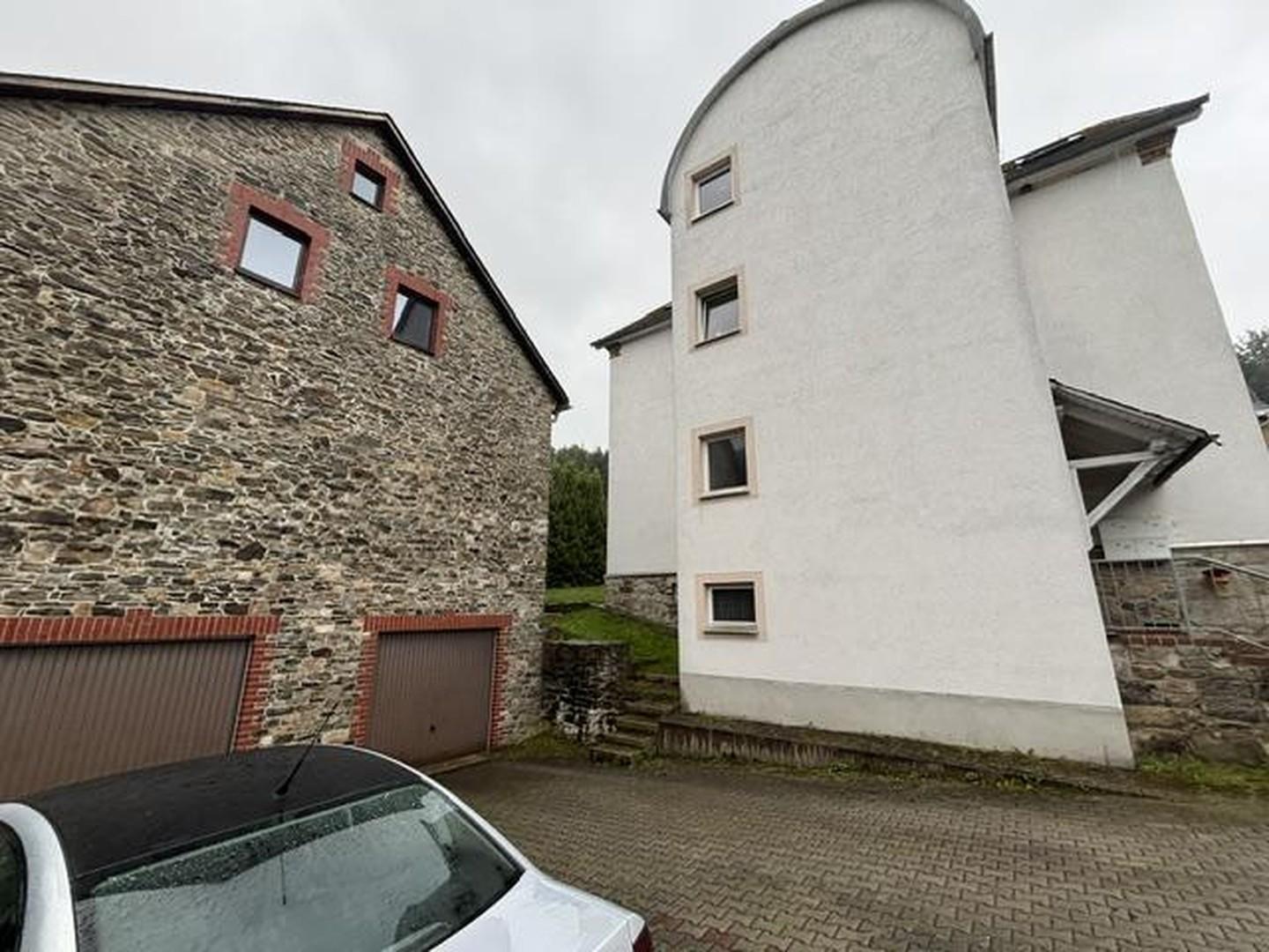 Scheunenansicht mit Garage