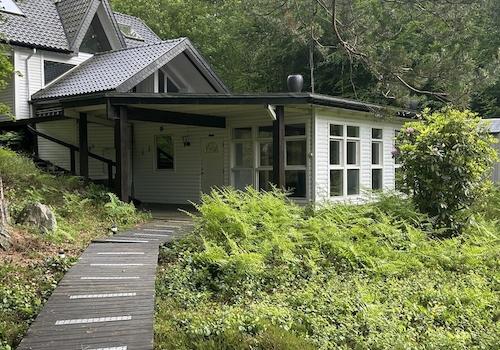 Blick auf Seehaus mit Terrasse