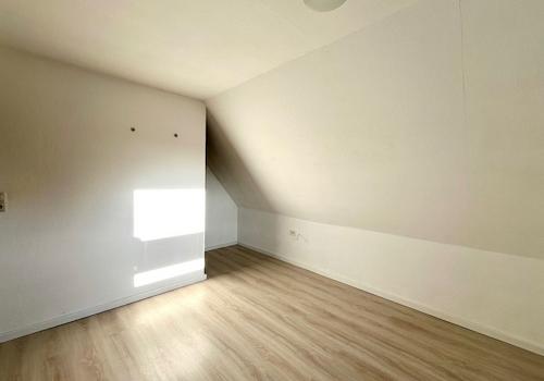 Kinderzimmer mit Zugang zum Spiztzboden