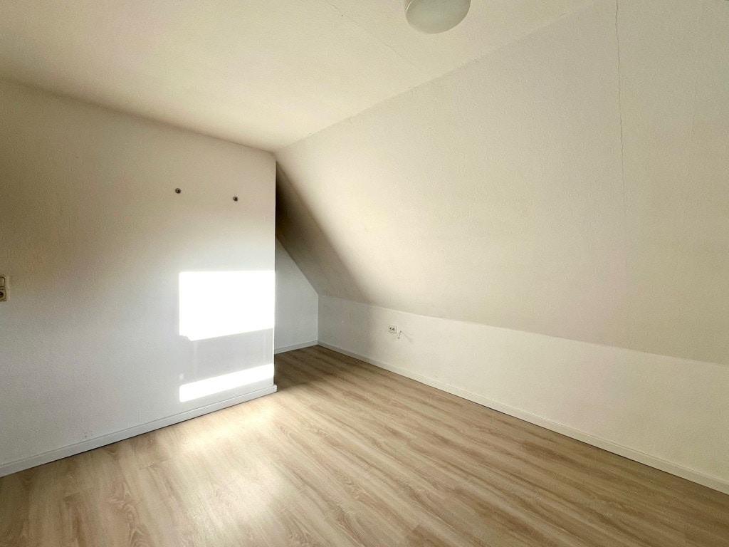Kinderzimmer mit Zugang zum Spiztzboden
