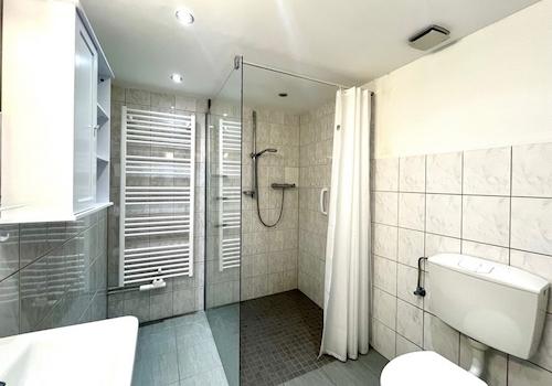 Badezimmer im Nebengebäude