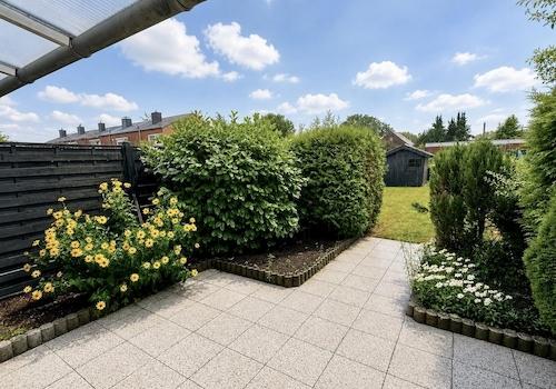 Blick auf Terrasse und Garten