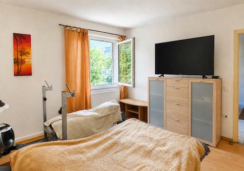 Gut zu möblierendes Schlafzimmer