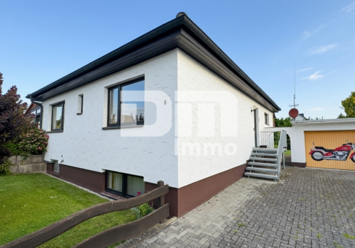 Titel Frontansicht Einfahrt / Garage