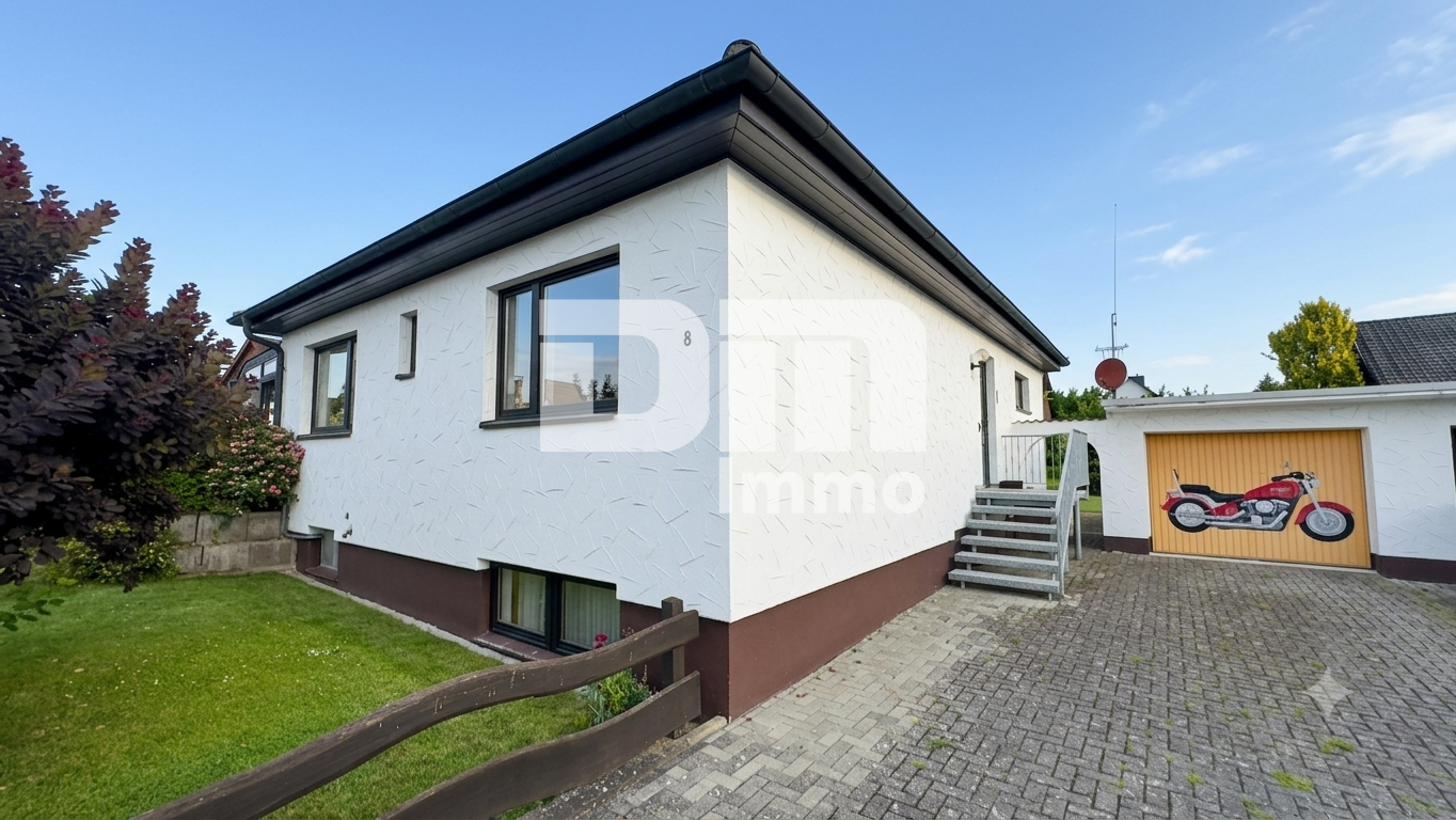 Titel Frontansicht Einfahrt / Garage