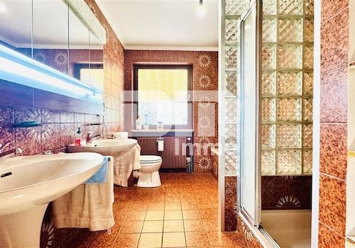EG Bad / Wanne / Dusche / Doppelwaschtisch