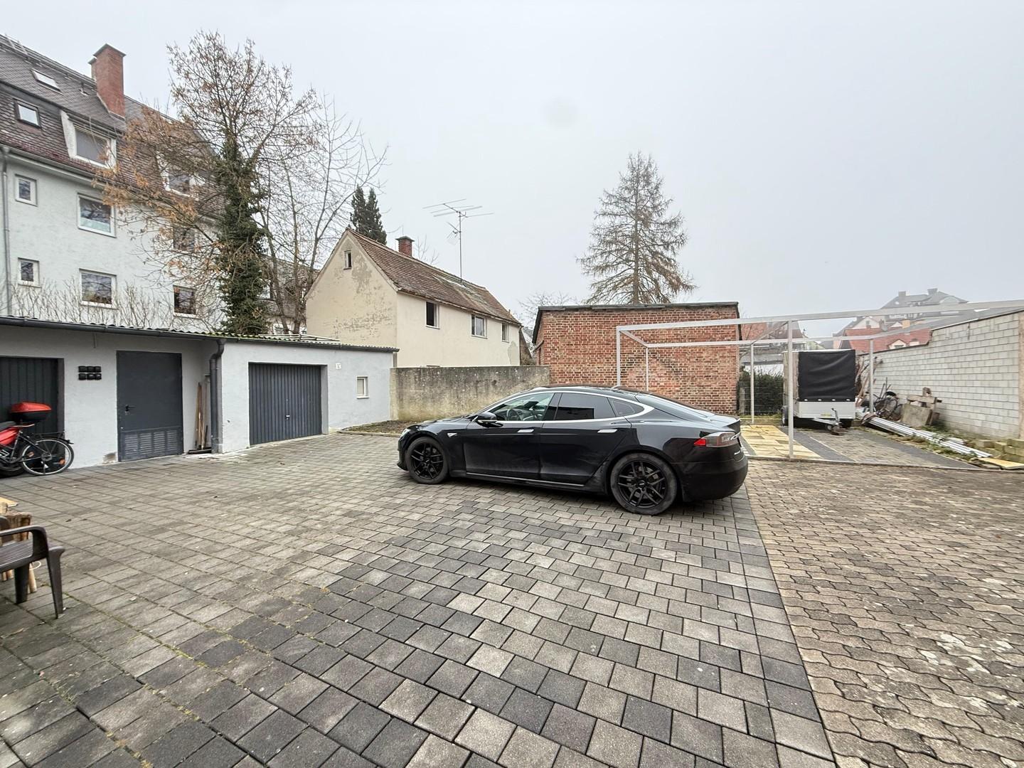 Parkplatz/Hof