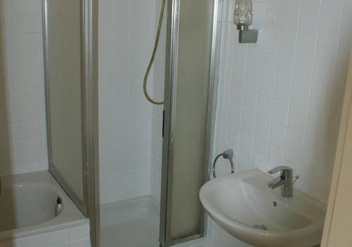 Bad mit Wanne Dusche