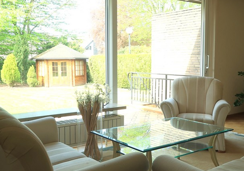 Wohnzimmer mit Blick in Garten