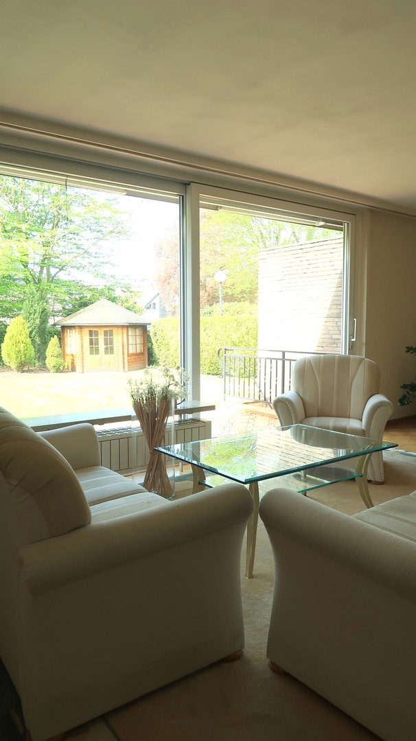 Wohnzimmer mit Blick in Garten