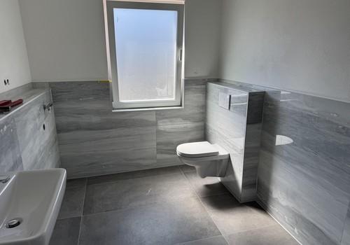 Badezimmer mit WC und Dusche 