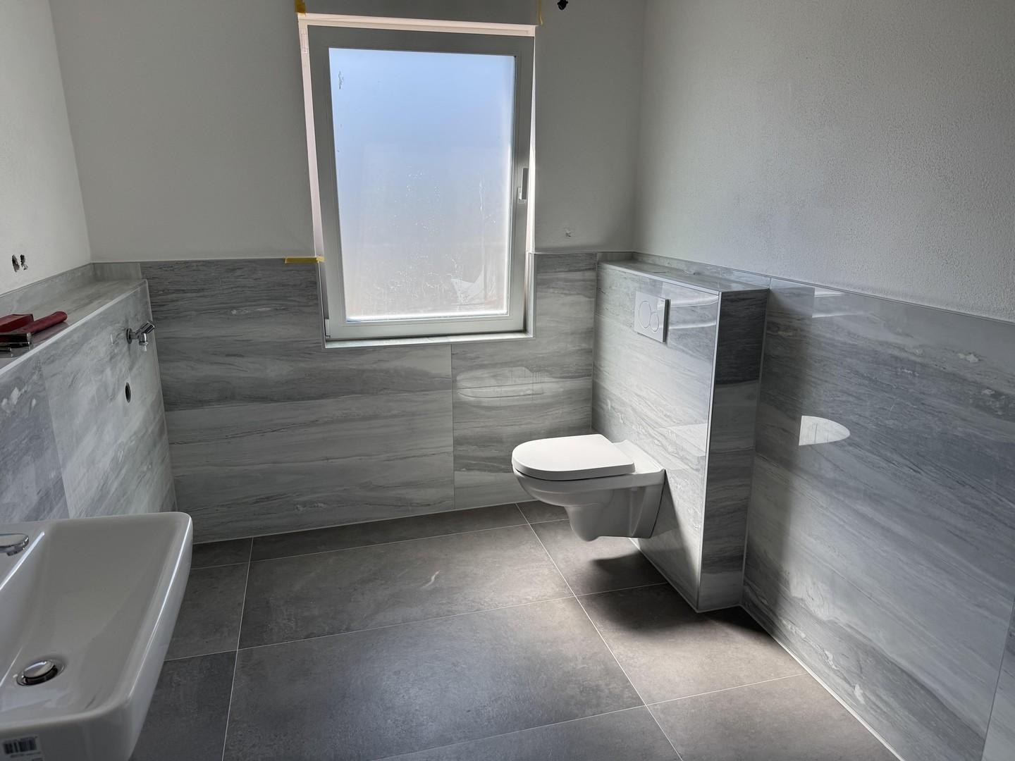 Badezimmer mit WC und Dusche 