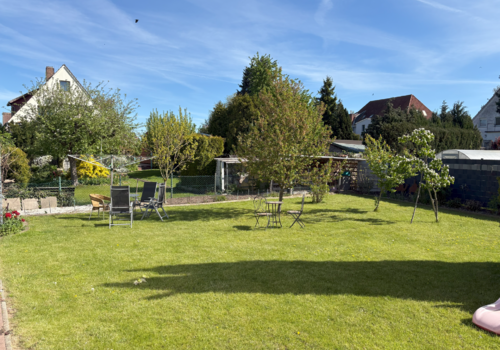 sonniger Gartenbereich