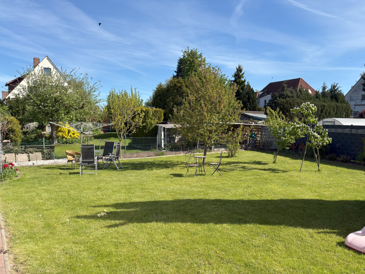 sonniger Gartenbereich