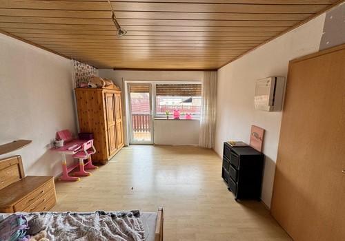 Schlafzimmer mit Balkonzugang