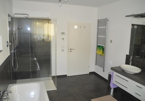 Bad mit Dusche u. Becken