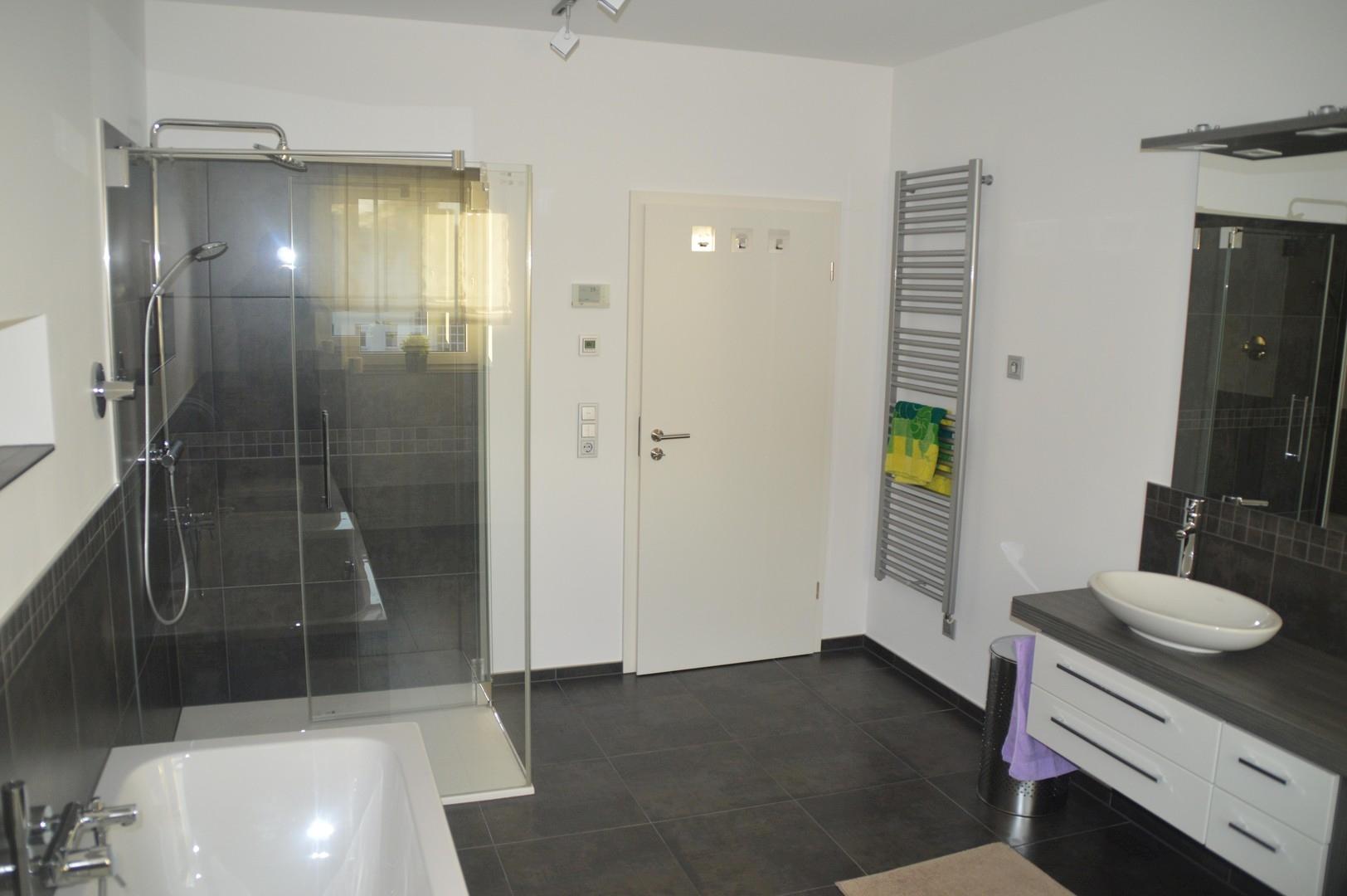 Bad mit Dusche u. Becken