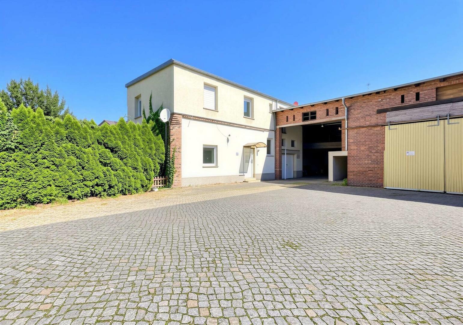 Hinterhaus mit Nebengelassen