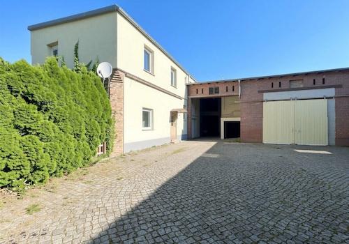 Hinterhaus mit Nebengelassen