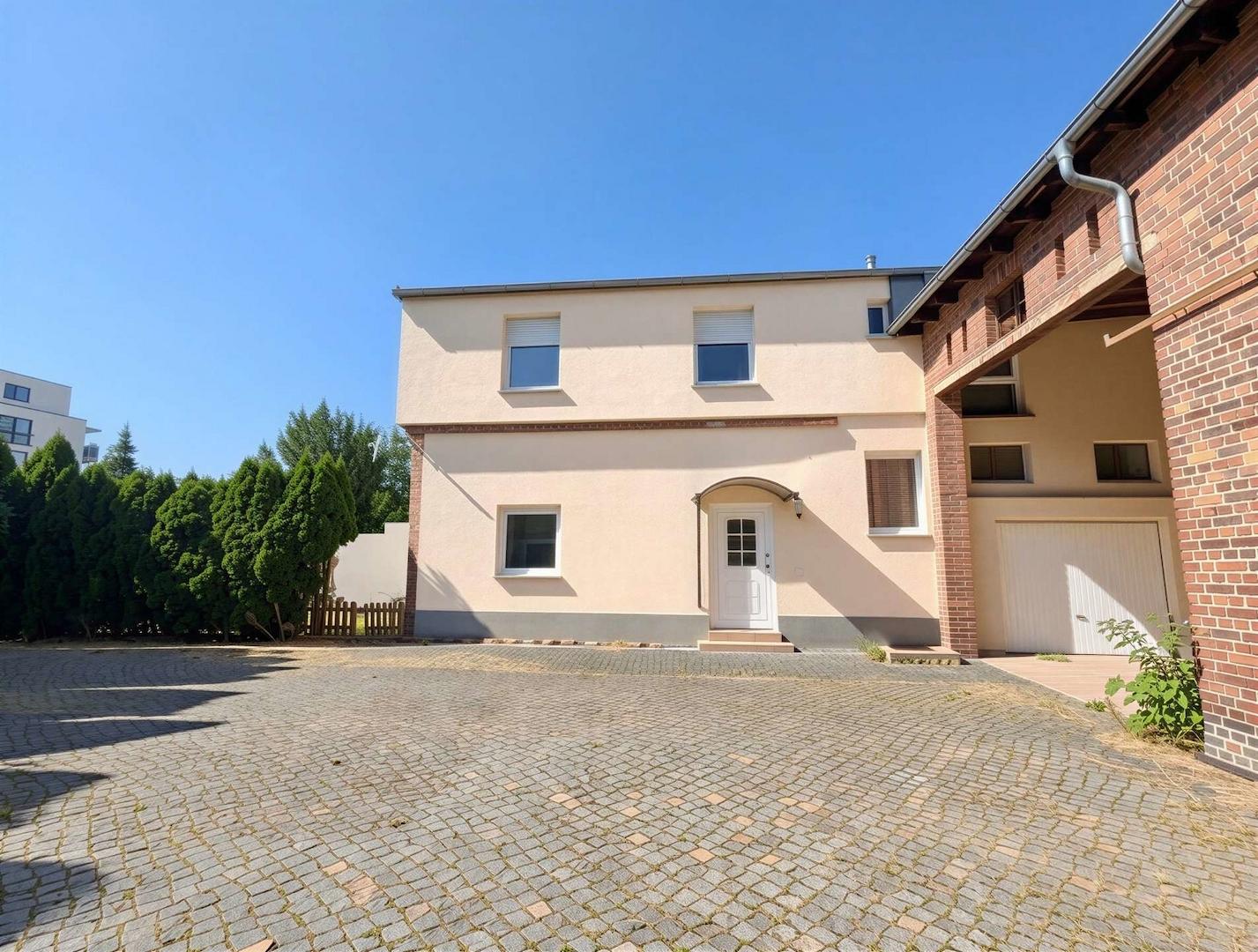 Grundstück vor dem Haus - s