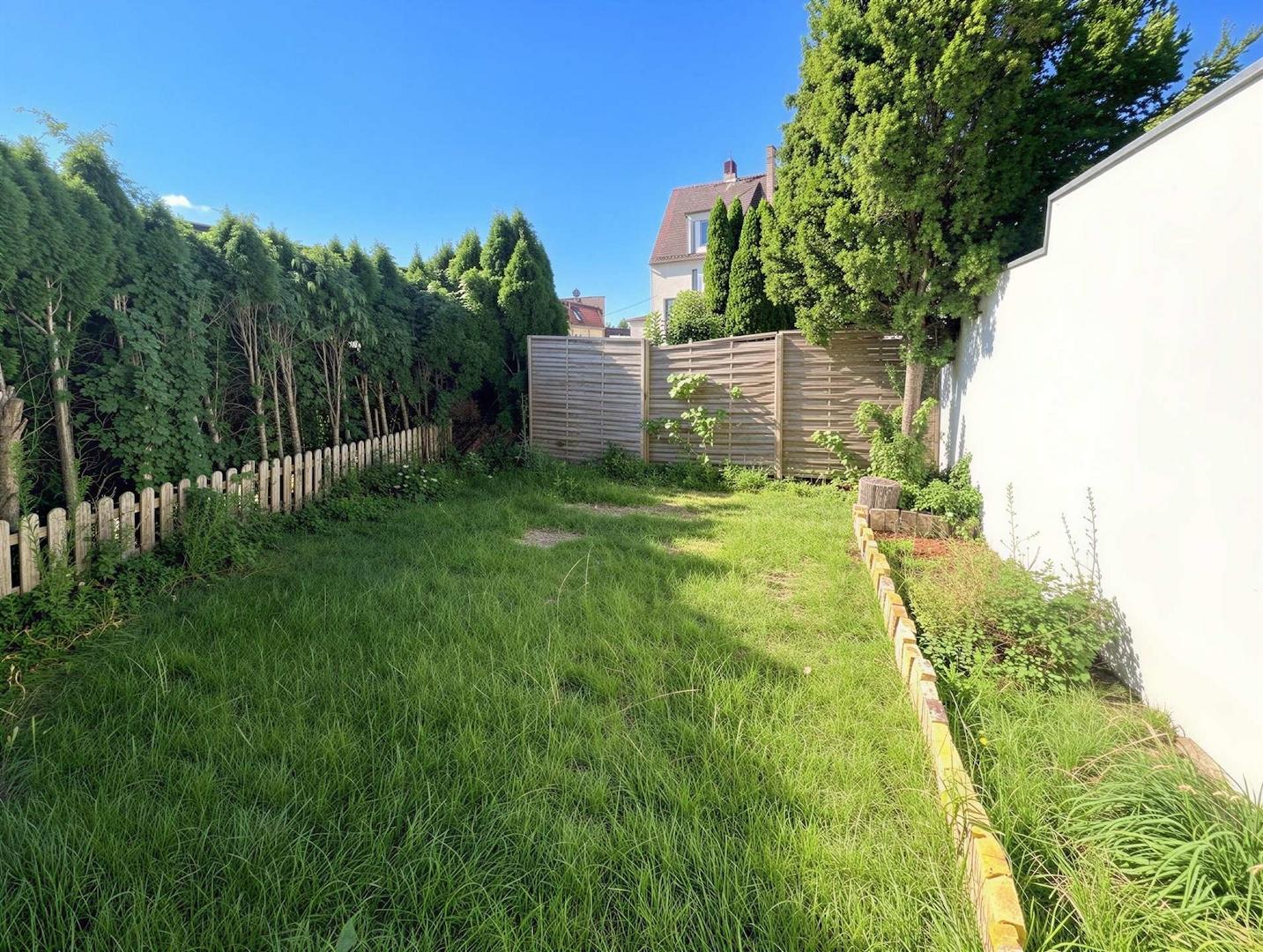 Grünfläche  hinterm Haus - s