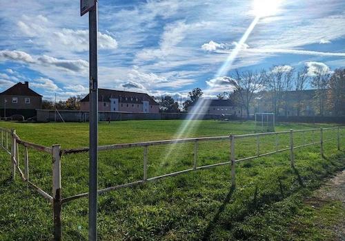 Sportplatz gegenüber