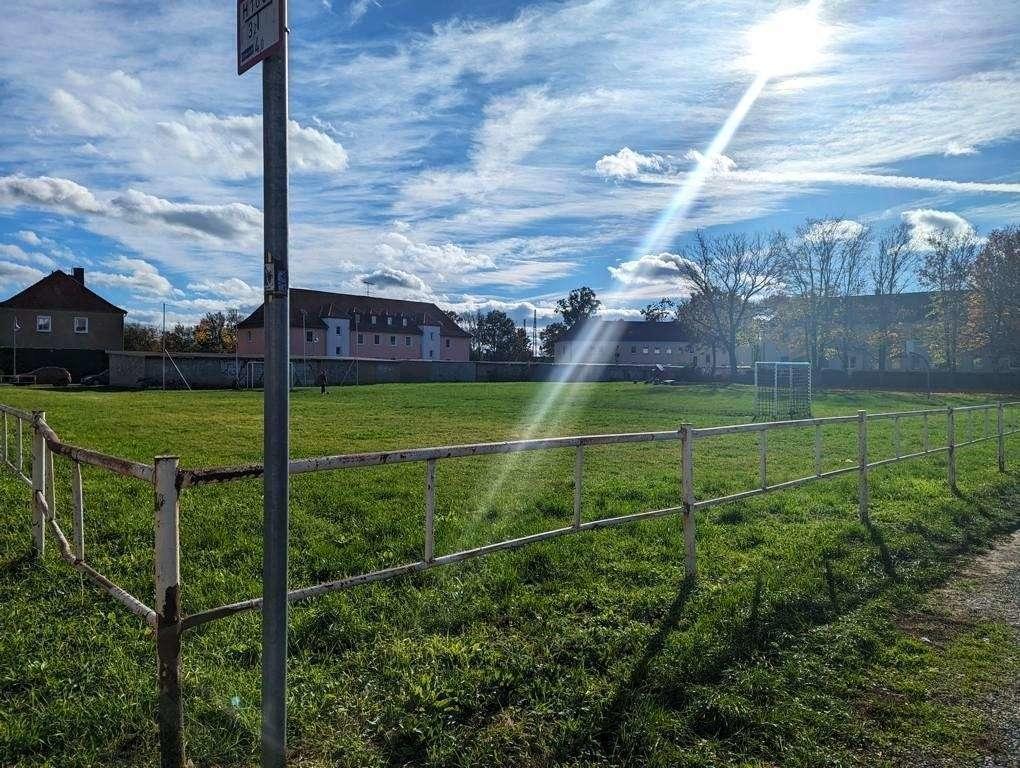 Sportplatz gegenüber