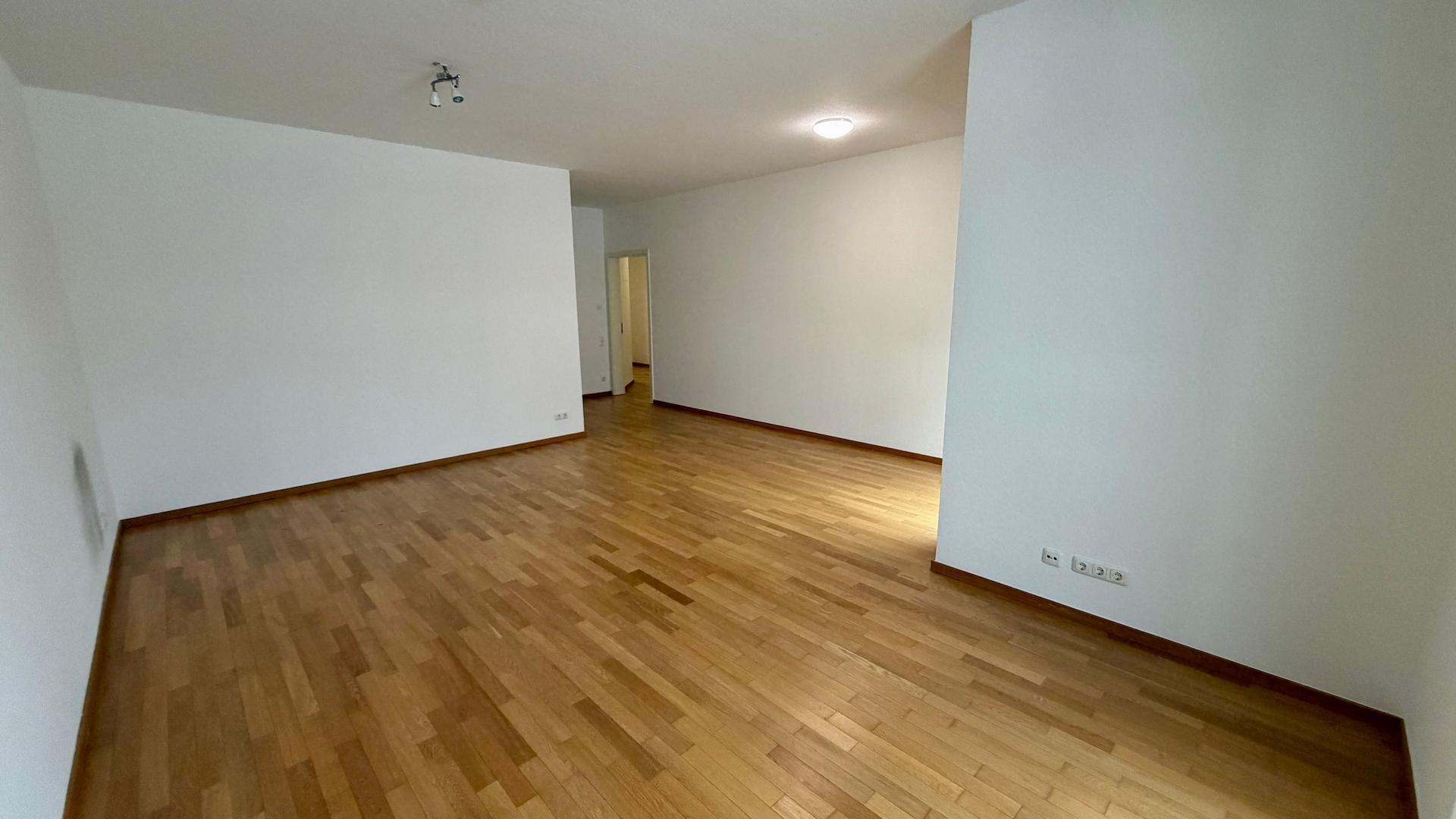 Geräumiges Wohnzimmer