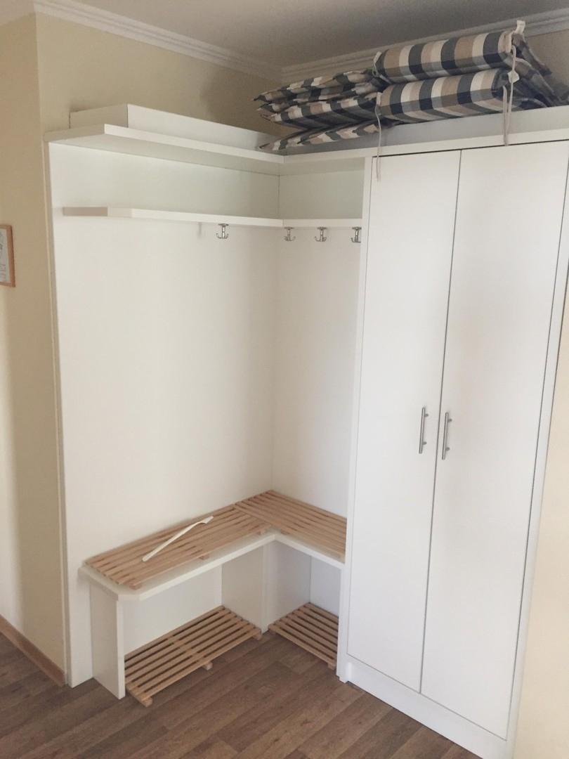 mit geräumiger Garderobe