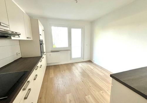 geräumige Küche mit Balkon