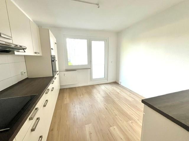 geräumige Küche mit Balkon