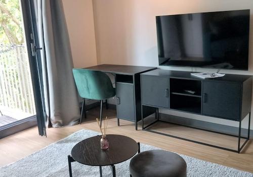 TV + Schreibtisch
