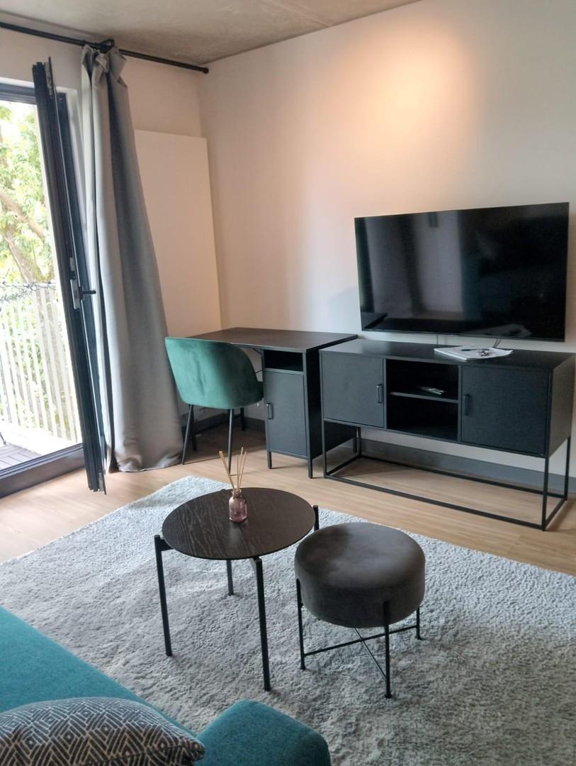 TV + Schreibtisch