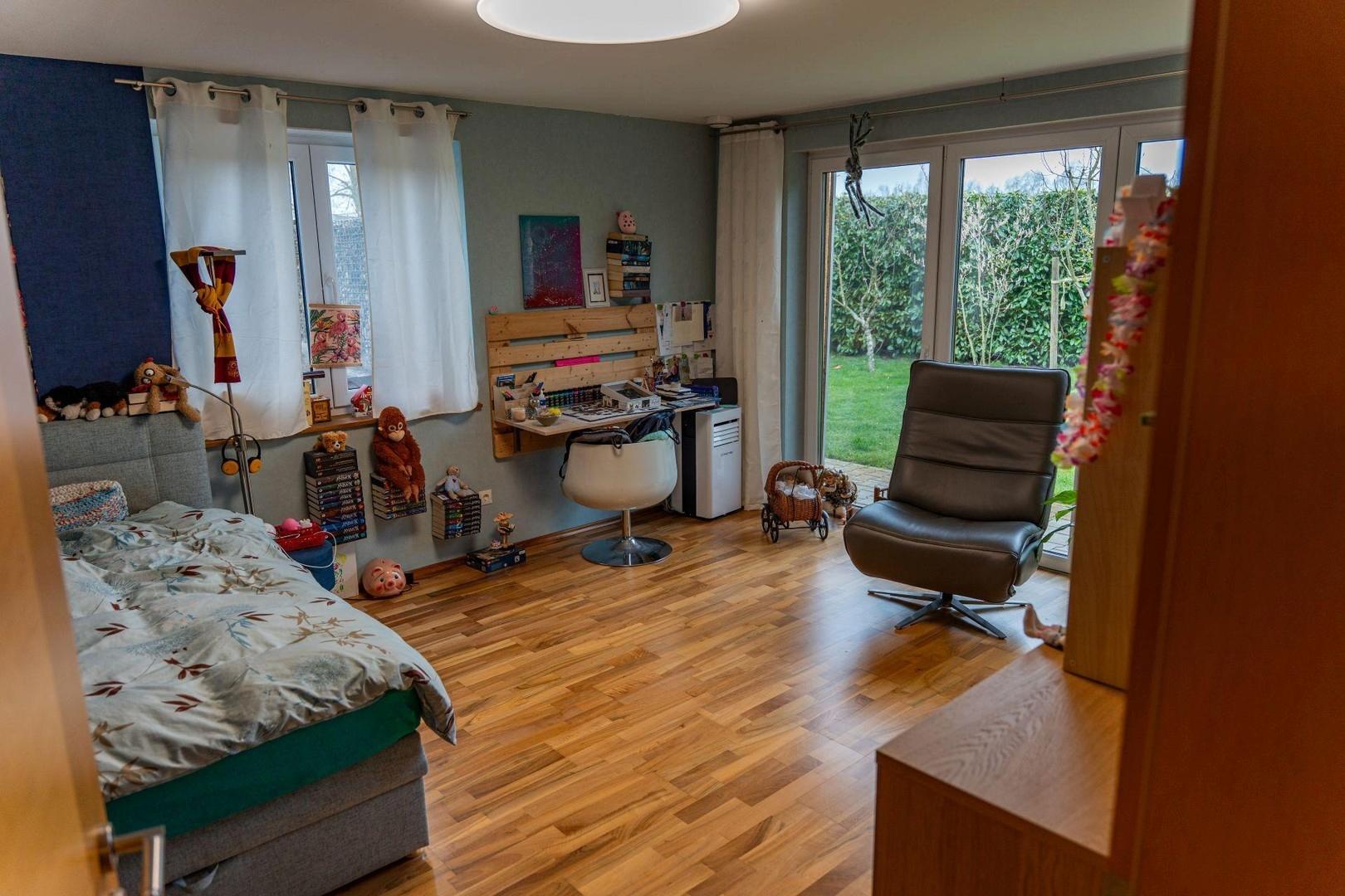 Schlafzimmer (Wohnzimmer) EG 