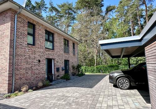 Einfahrt mit Carport