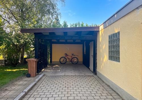 Carport im Innenhof