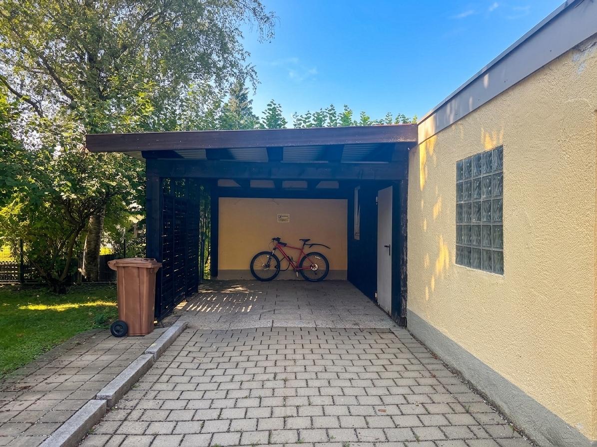 Carport im Innenhof
