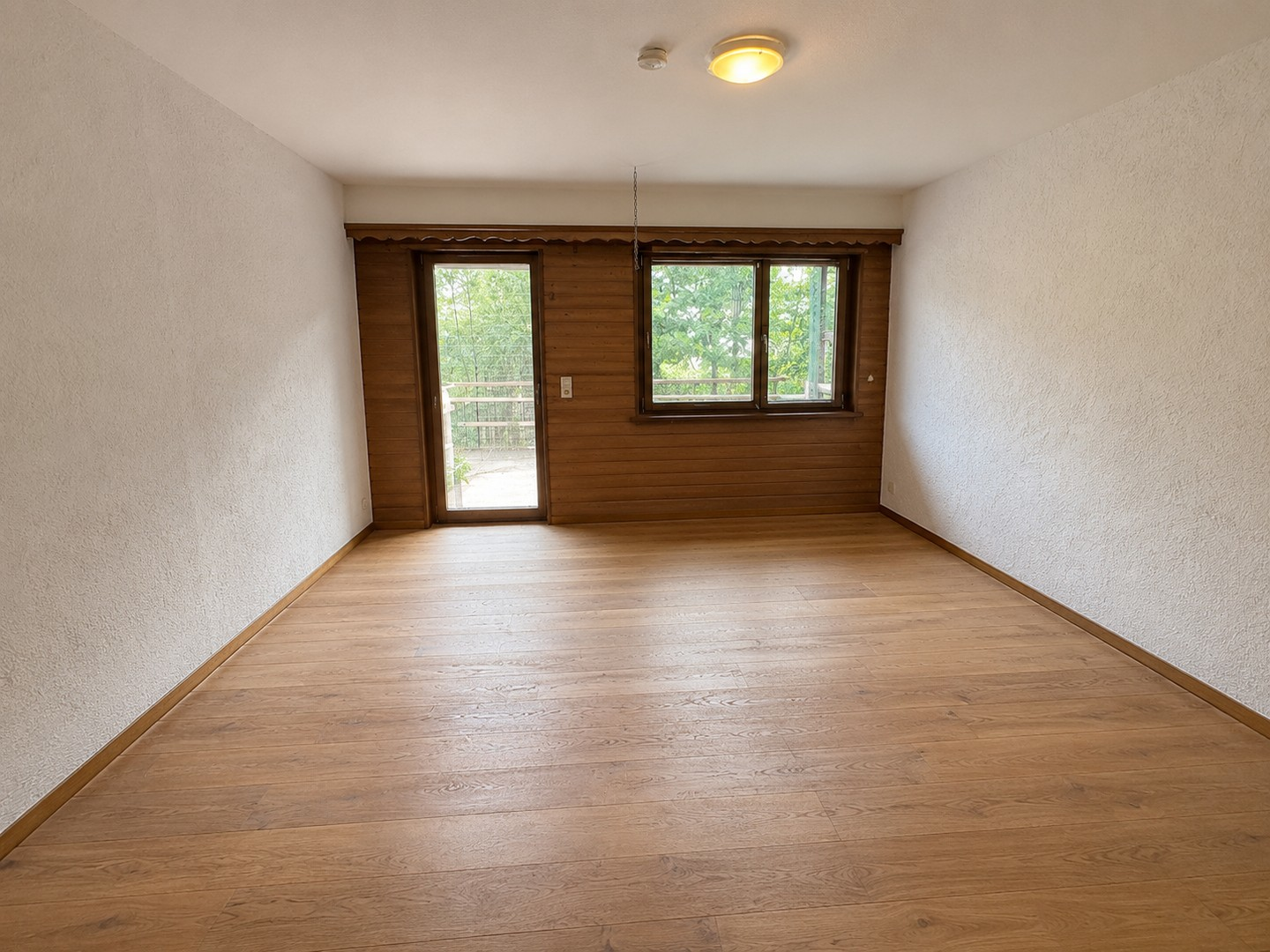 Wohnzimmer mit Holzverkleidung