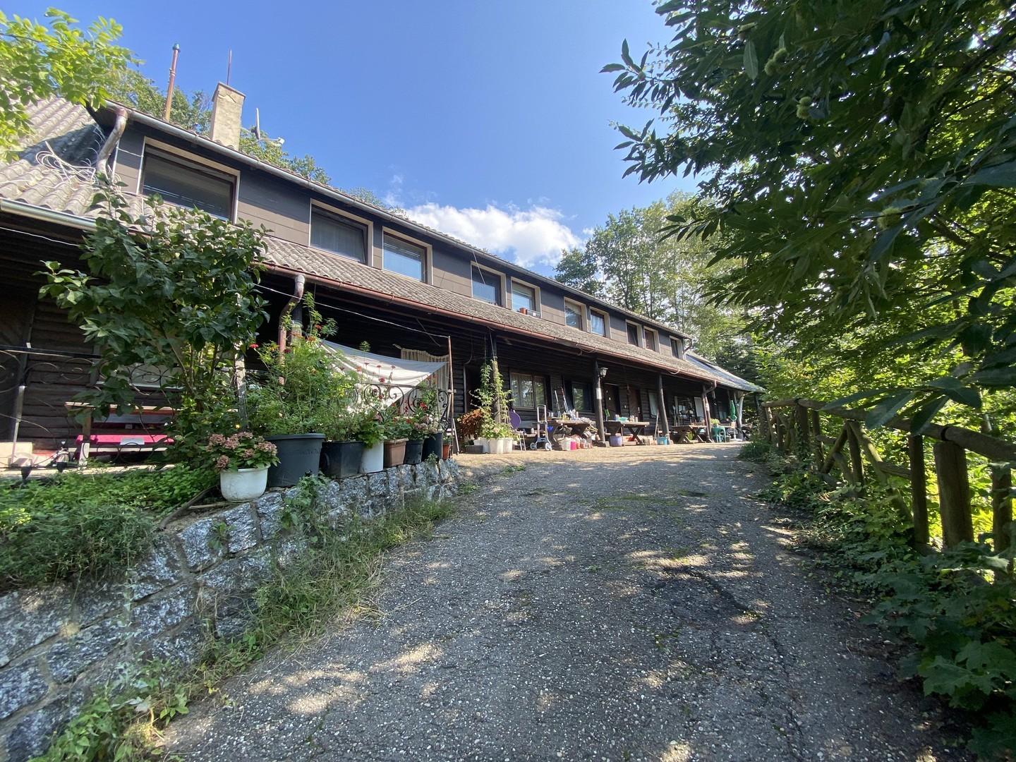 Blick auf das Mehrfamilienhaus